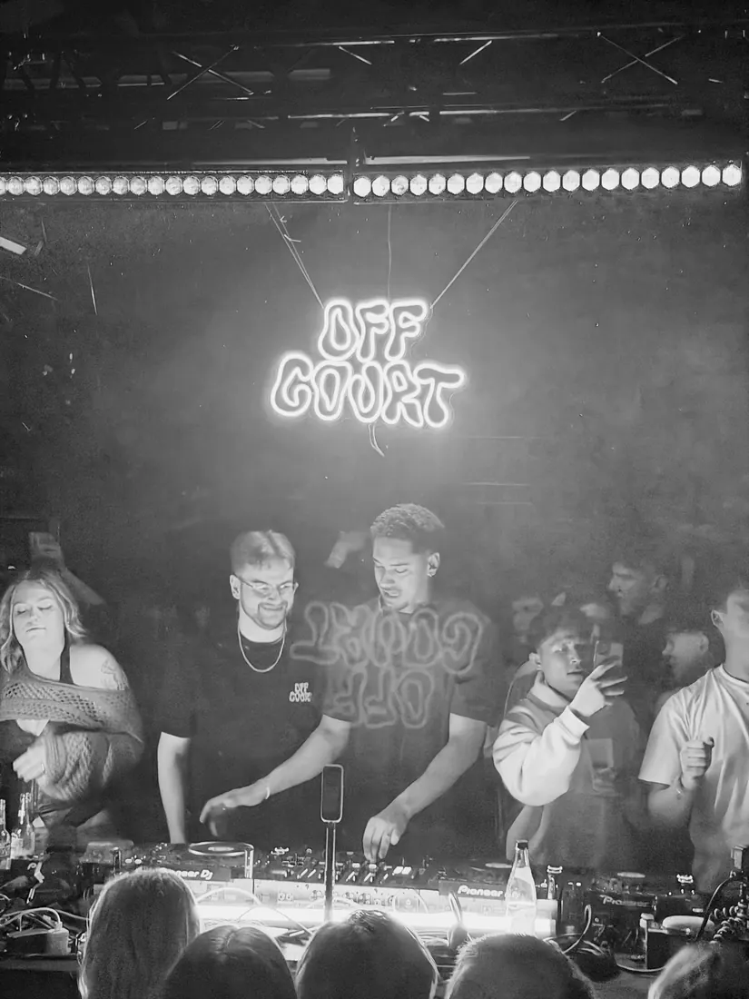 Warehouse Rave: Am Booth