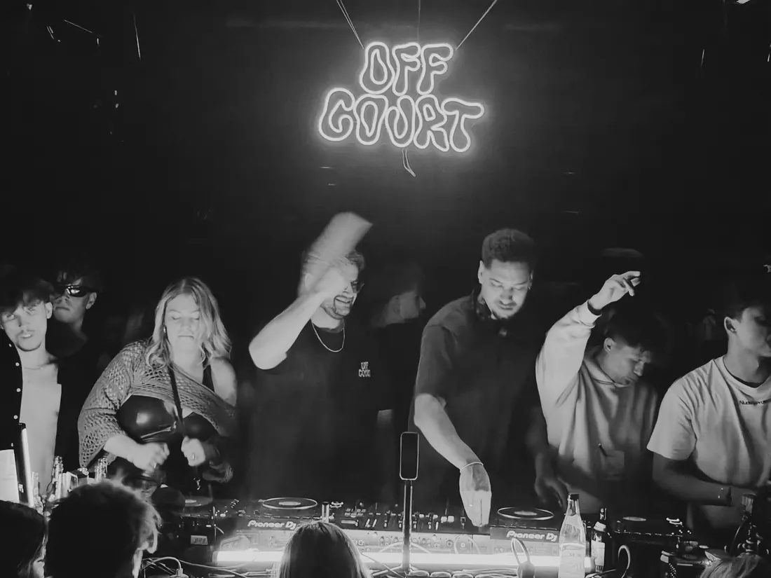 Warehouse Rave: Fächer raus