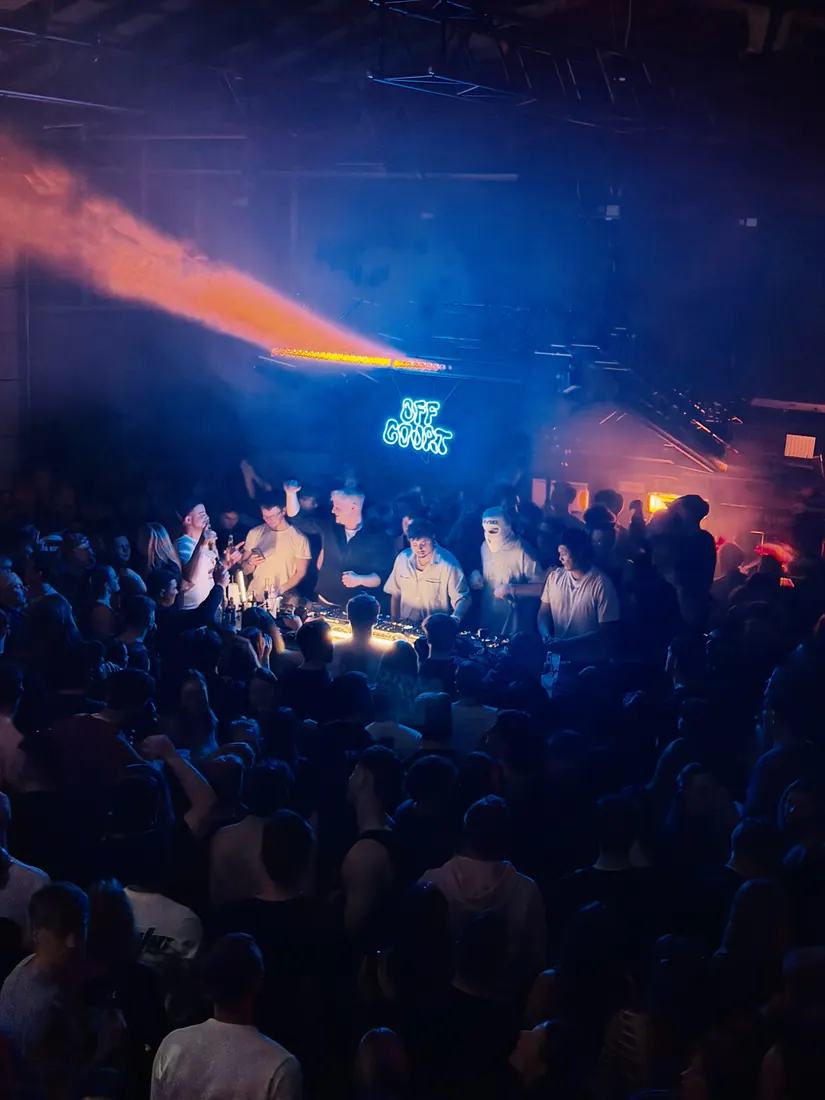 Warehouse Rave: Hände hoch