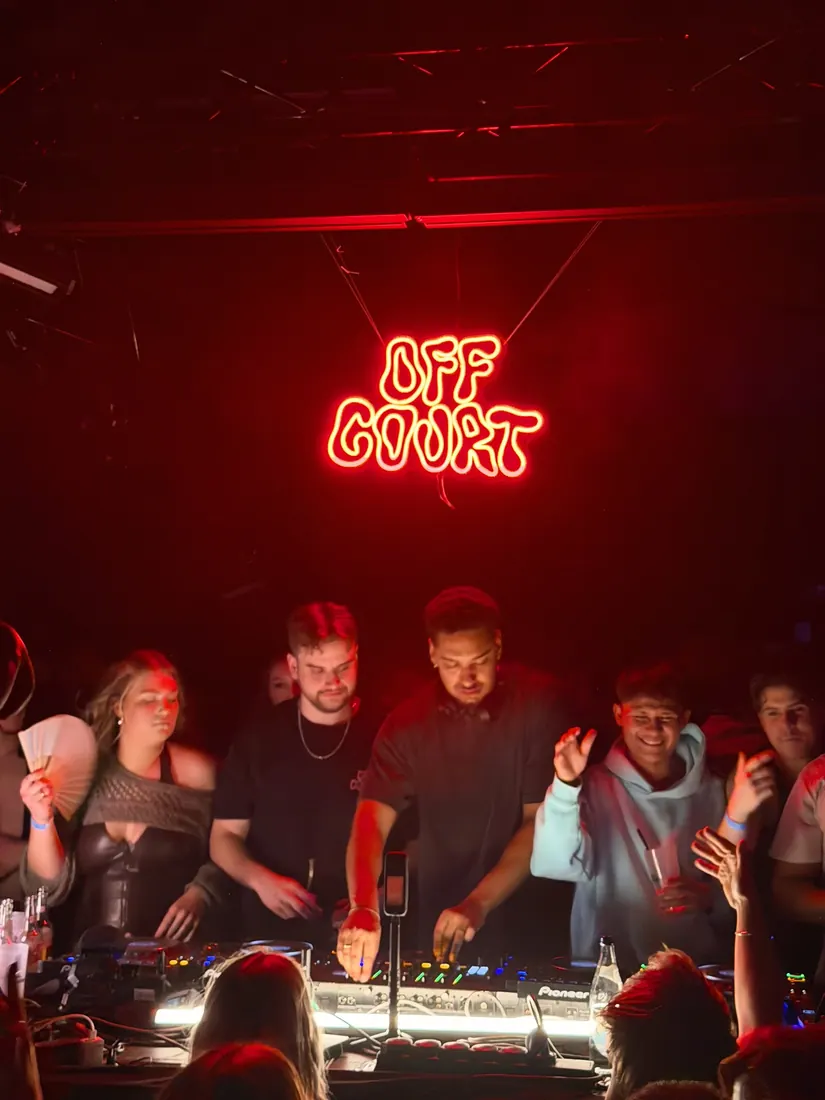 Warehouse Rave: Das Schild wird rot